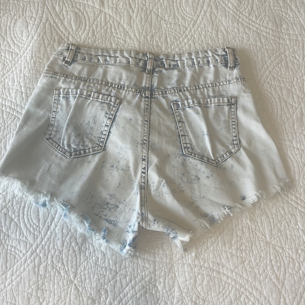 Daisy Embroidered Shorts - Picture 5 of 6